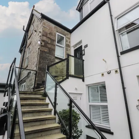 Apartment 5, Lyonesse Apartments
