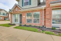 Central College Station Townhome w/ Community Pool - Apartments