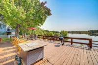 Waterfront Cottage w/ Dock & Views in Six Lakes! - Homestays