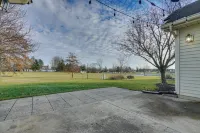 Tranquil Fort Wayne Home 7 Mi to Downtown - parking
