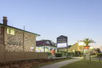 D'Aguilar Hotel Motel - parking