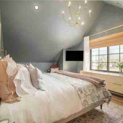 Luxe Designer Flat on Sloans Lake w/ Rooftop Deck Rooms