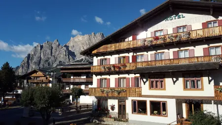 Hotel Bellaria - Cortina d'Ampezzo Отели рядом с достопримечательностью «Museo all'Aperto delle 5 Torri»
