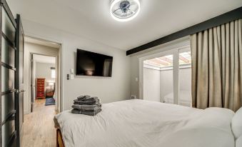 2 Blocks to Beach Park: Cozy Seattle Townhome