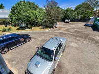 Sandors Motor Inn - parking