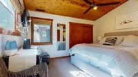 Grayfox 2 Pet-Friendly, 5-Star with Private Hot Tub, 2 Car Garage and Prime Location Condo