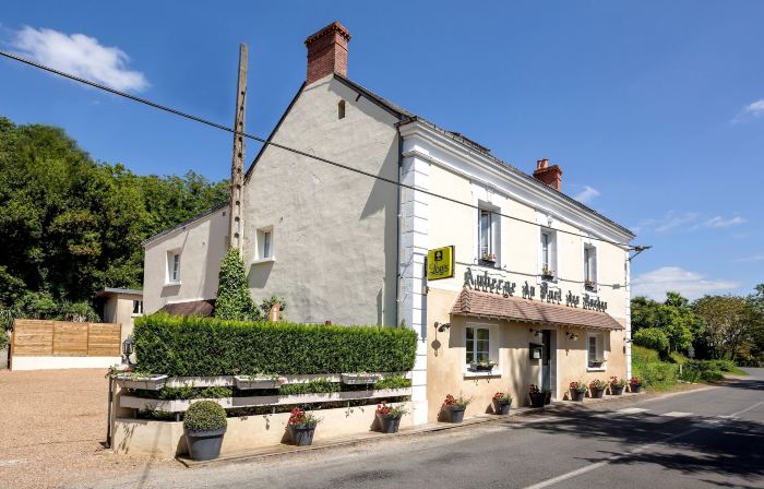 Logis Hôtel Auberge du Port des Roches
