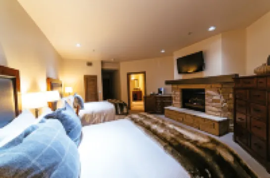 벽난로 있는 디럭스 투 퀸 룸 호텔 룸 바이 레드어닝