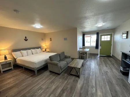 Coastal Inn and Suites Отели рядом с достопримечательностью «Columbia Pacific Heritage Museum»