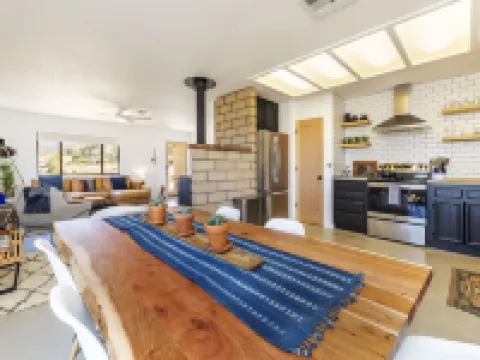 黃昏露台 - 時尚休閑的2卧室房屋，由RedAwning提供 約書亞樹村酒店