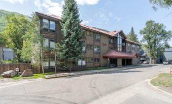West End Walk to Lift 7 Hot Tub, Parking, Open Kitchen + Living Space 2 Bedroom Condo by RedAwning