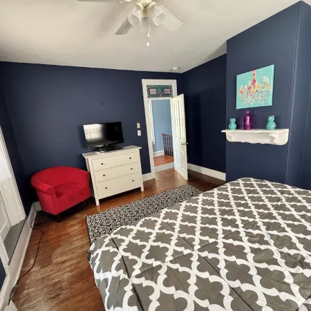 Pet-Friendly Condo in Cape May Historic District - 2 Bedroom with AC and Kitchen