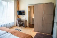 Am Schlosspark Hotels near Dom St. Peter