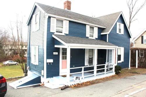 Cozy Pet Friendly House Next To Train Hotels in Canton