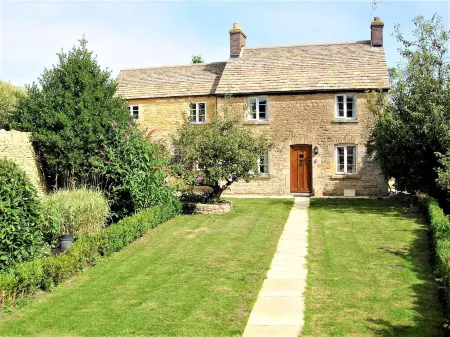 Roseleigh Cottage in the heart of Stow-on-the-Wold with parking for 2 cars.