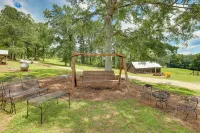 2 Mi to Lake: Lineville Farmhouse w/ Fire Pit - Homestays
