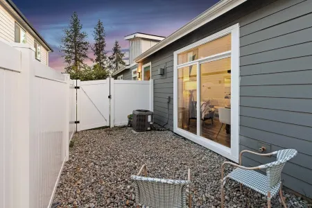 New Modern Townhome- downtown Coeur d'Alene-minutes to waterfront, dining, shops Отели в г. Кутеней