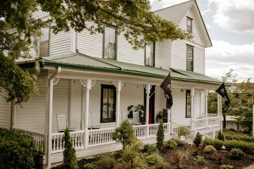 Blue Ridge Inn Bed & Breakfast - parking
