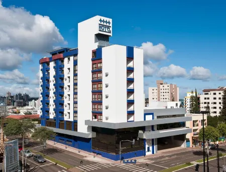 Hotel Lang Palace - Fica No Centro da Cidade Отели в г. Шапеко