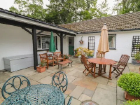 安靜水濱小屋酒店 鄰近黑暗樹籬的酒店