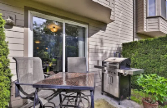 現代溫哥華聯排別墅 - 就在主街上！