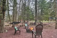 Deck & Fire Pit: Cozy Pocono Mountain Home - Kylpylä