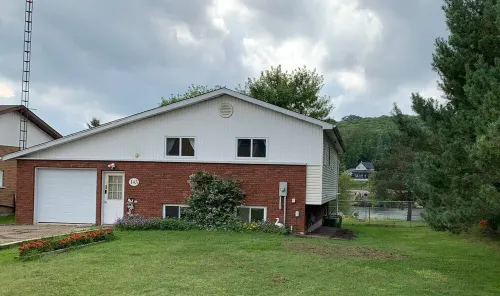A cheerful and cozy waterfront grand mom's cottage