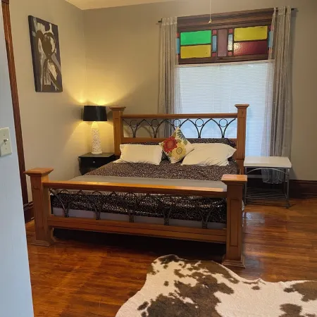 2-bedroom 19th centry Victorian apartment Des Moines with AC, WiFi
