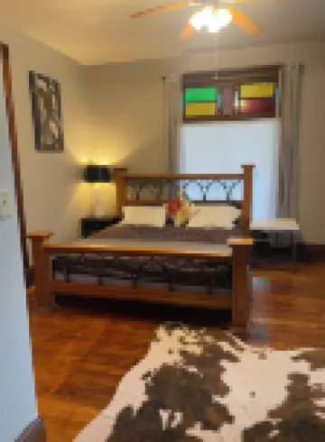 2-bedroom 19th centry Victorian apartment  Des Moines with AC, WiFi