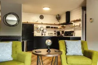 Cambrian & Co. Loft Cozy, Charming, Downtown Ease