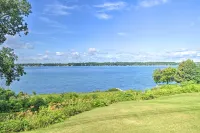 Lakefront Cayuga Retreat w/ Private Deck & Hot Tub - 3-stjärniga