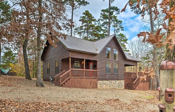 Hot Tub: 'Little Bear's Pond' Broken Bow Cabin