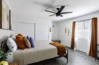 Sky Harbor House - Centrally Located W/Hot Tub 3 Bedroom Home by RedAwning Hotel di Yucca Valley