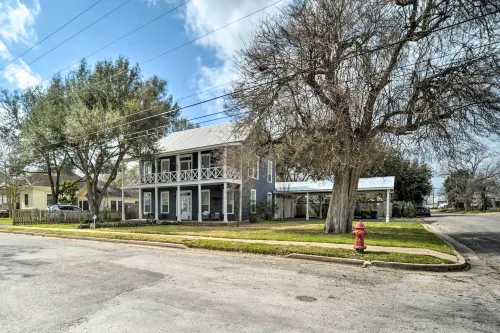 Spacious Abode, Walk to Texas Heroes Square! - Parking