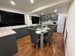 3 Bed House - Sleeps 6 - Parking - Wifi
