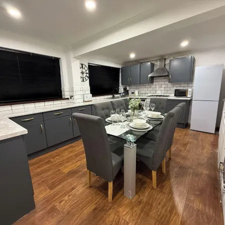 3 Bed House - Sleeps 6 - Parking - Wifi