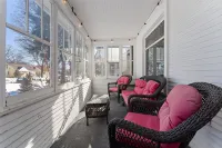 Bright, Spacious & Inviting Como Oasis ~ Backyard!