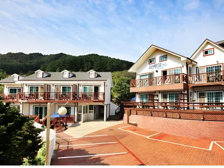 Geojae Lamer Pension Отели рядом с достопримечательностью «Geoje Haegeumgang ("Mount Kumgang of the sea")»