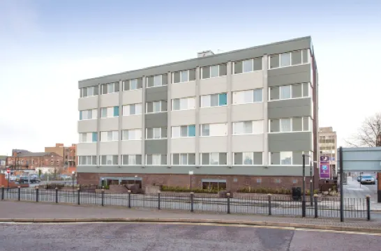 伯肯黑德鎮中心酒店