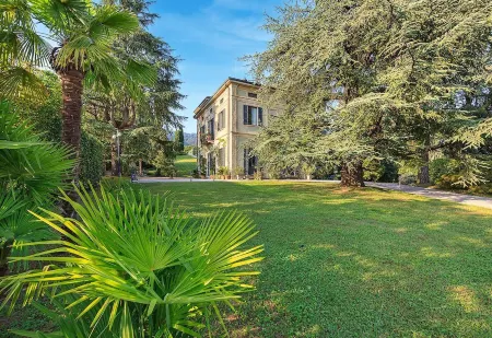 Villa Lucini 1886 "Garden Apt, close to Lake Como & Milan. Sauna & tank pool
