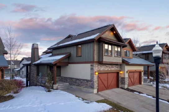 Blue Skies Lakeside Family-friendly Getaway w/ Hot Tub & BBQ