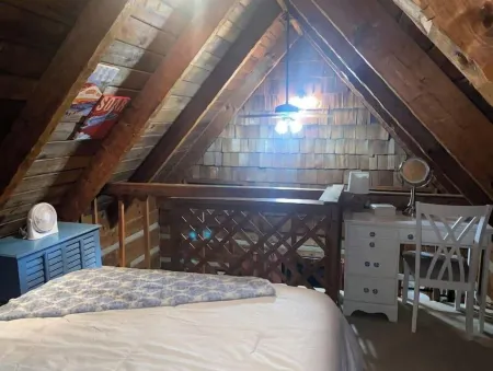 Log Cabin on Main St. In the ❤️ of Winston Salem. Sleeps 4 comfortably. Отели рядом с достопримечательностью «M.C. Benton Jr. Convention Center»