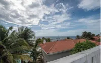 3 bedroom apartment- 5 mins to beach & Town
