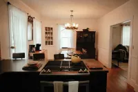 Charming 4-bedroom house in enchanting Millinocket with AC, WiFi Hotel a Millinocket