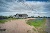 Pet-Friendly Texas Retreat w/ Deck & Gas Grill!