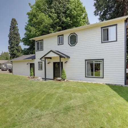 Farmhouse w/ Private Hot Tub < 1 Mile to Birch Bay