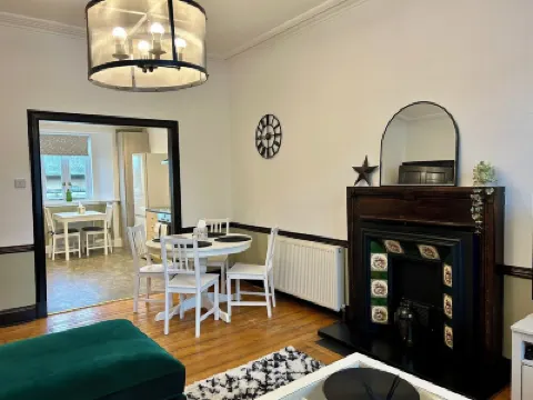 Spacious 4 bedroom townhouse with traditional features and private courtyard Hotels near Drumcarro Camping & Caravan Park