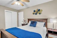 Colonial Village Retreat 2BR Hotels in New Albany