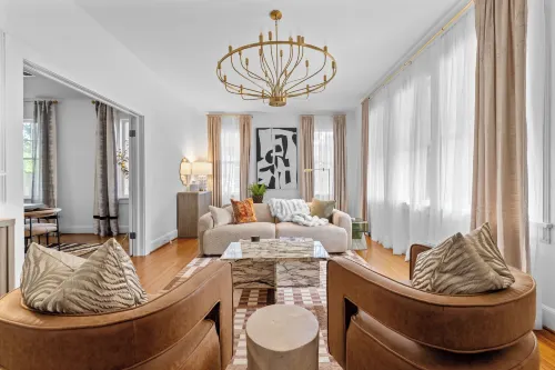 Stylish 3BR Retreat w Porch and garden Hotels in Columbus