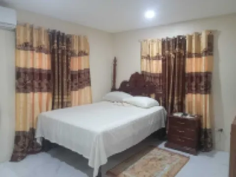Charming 2-bedroom house in Portmore with WiFi, AC Hotel a 